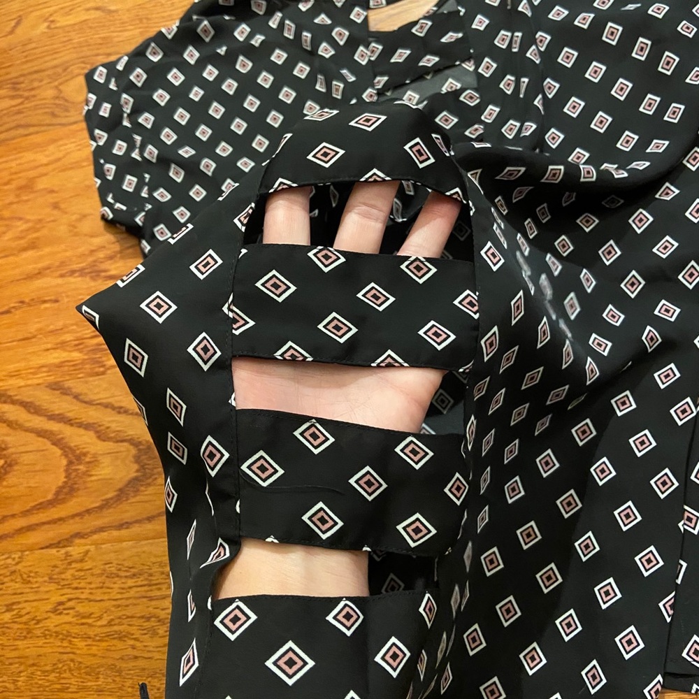 Diamond Patterned Ladder-back Blouse - Picture 4 of 6
